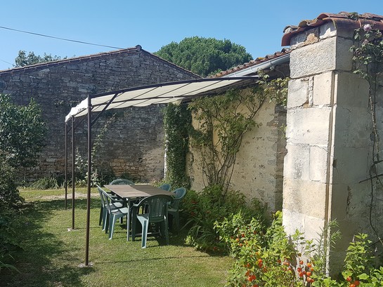 TABLE DE JARDIN ETE GITE LA CHESNAYE FRESSINES